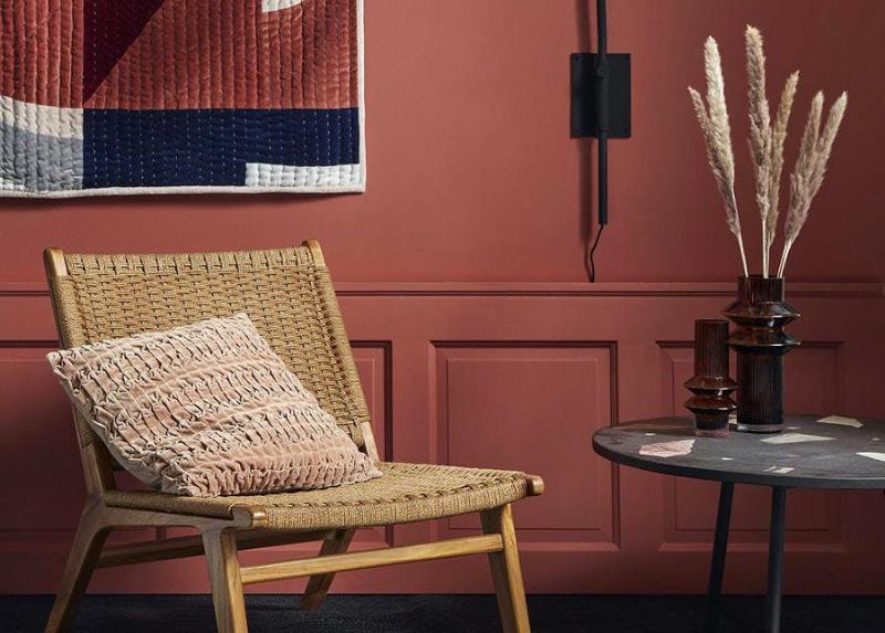 Intérieur de chambre terracota avec ambiance méditerranéenne et literie en lin